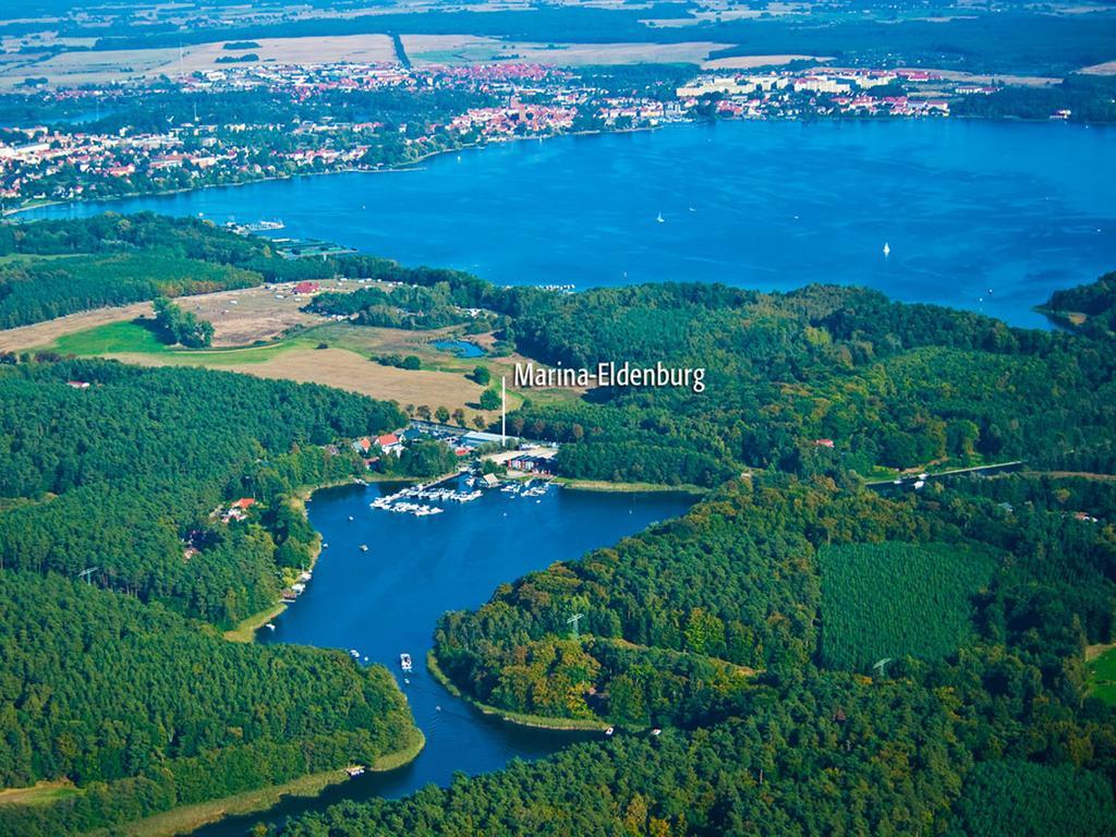 Marina Eldenburg - Ferienhauser Und Bootsverleih Am Tor Zur Muritz Варен Экстерьер фото