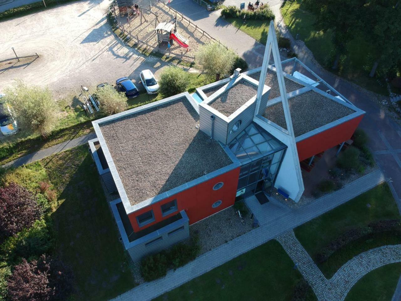 Marina Eldenburg - Ferienhauser Und Bootsverleih Am Tor Zur Muritz Варен Экстерьер фото